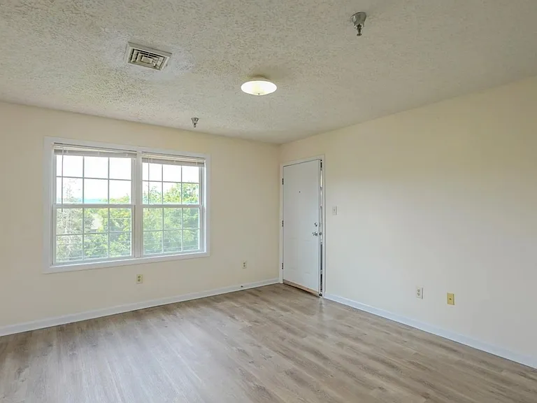1324 N Main St — Photo 18