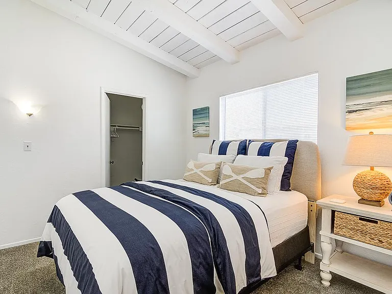 214 E Balboa Blvd — Photo 17