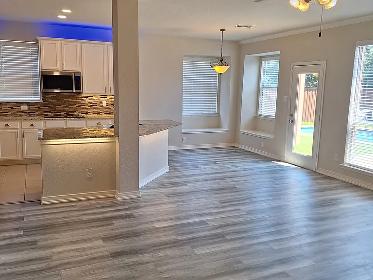 403 Colony Dr — Photo 6