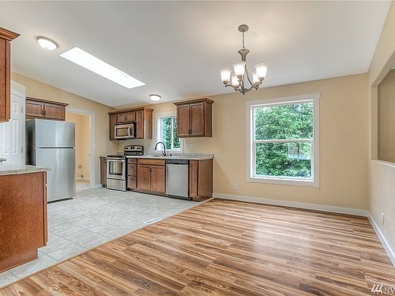 4th image of 1190 E Crestview Dr