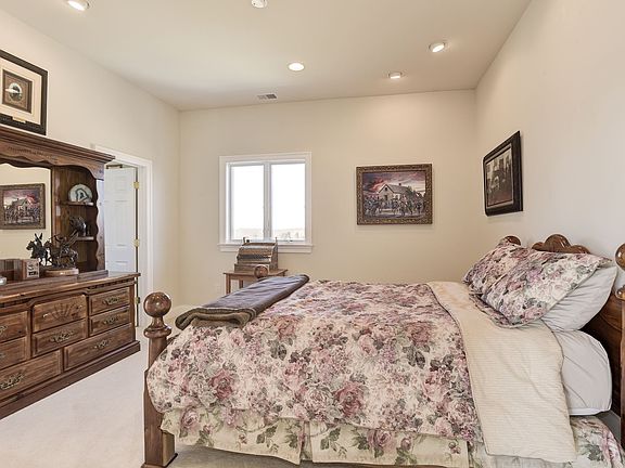 5th image of 2880 Runneymede Dr