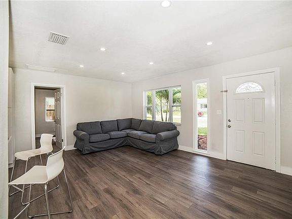 4th image of 601 39th Ave NE