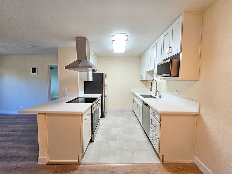 Parklane Apartments — Photo 32