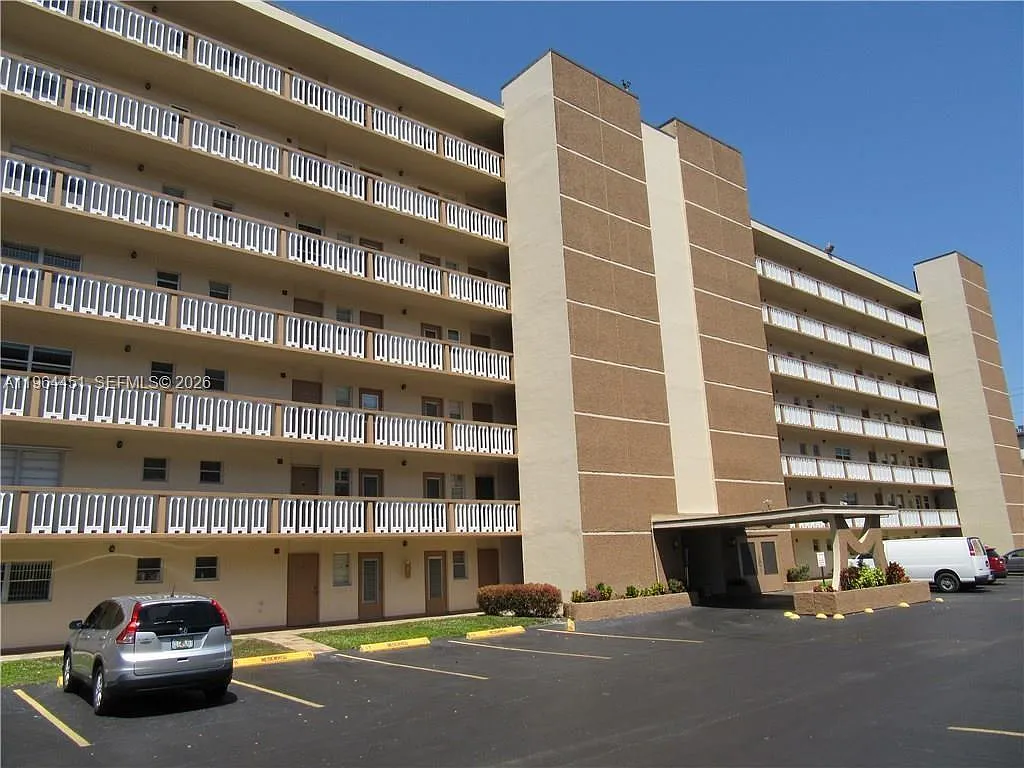 Building Photo - 609 NE 14th Ave #706