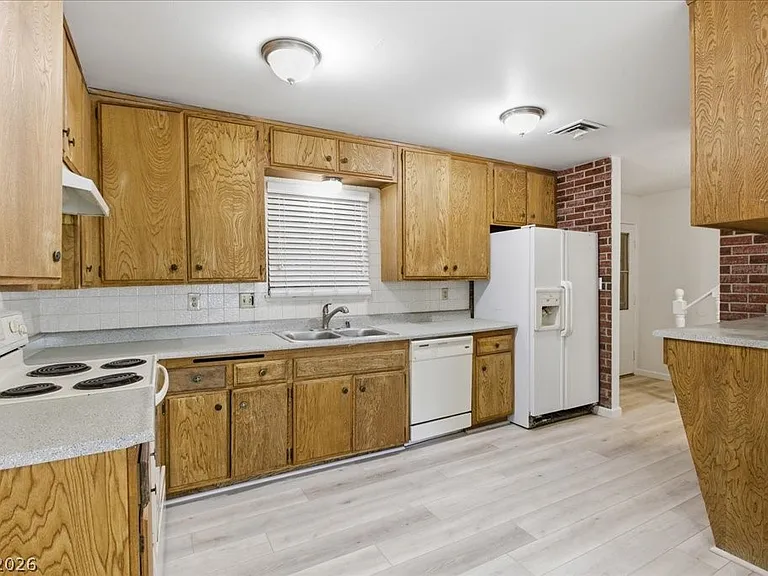 210 Greenbriar Townhouse Way — Photo 6