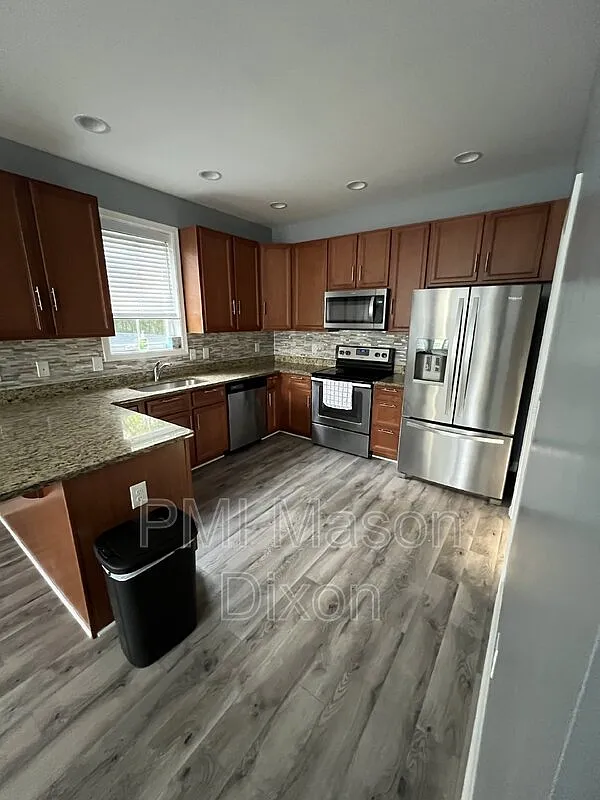4 bed, 2.5 bath, 2250 sqft, $3,400 — Photo 4