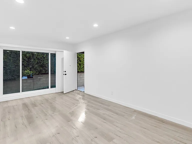 1138 Cardiff Avenue — Photo 5
