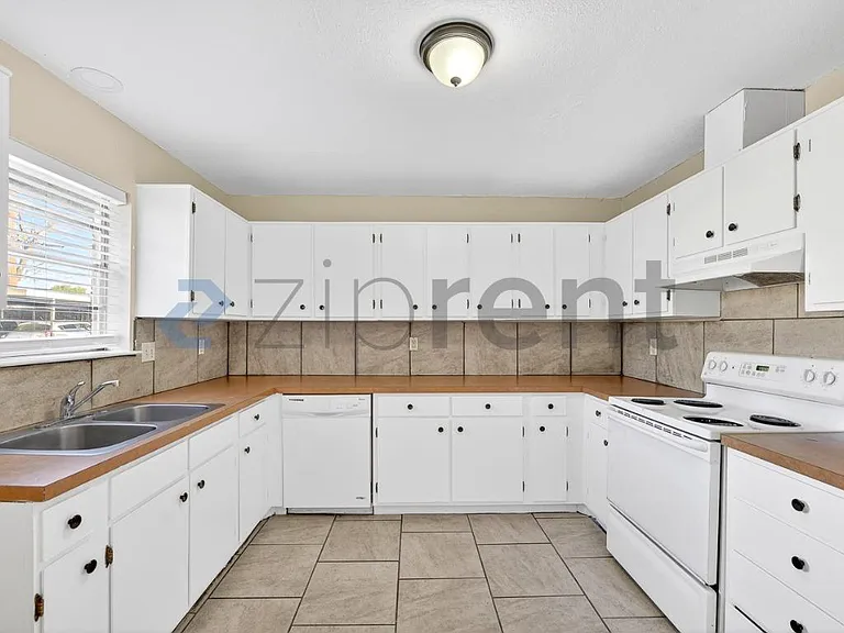 3225 Crites St #102 — Photo 8