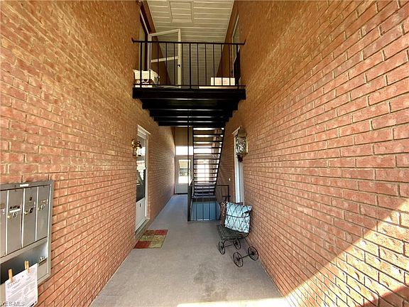 5th image of 666 Katherine Ave