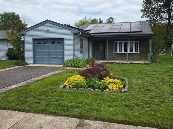 4 Thornbury Pl, Southampton, NJ 08088