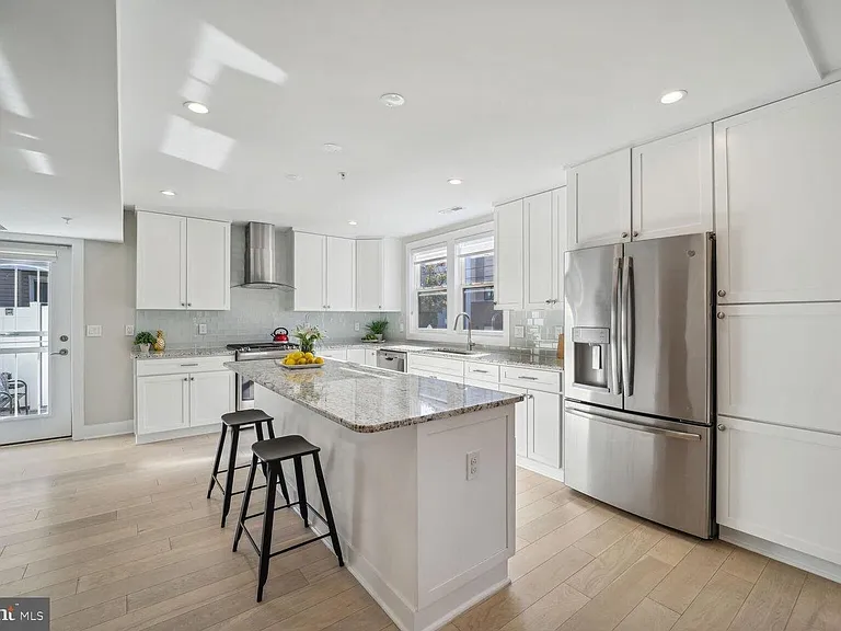 901 Lawrence St NE — Photo 4