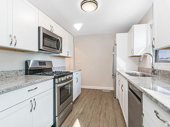 3rd image of 2305 N Lincoln Ave