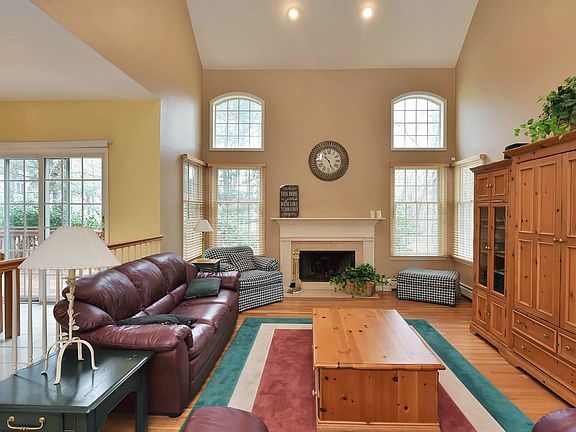 4th image of 80 Karen Ln