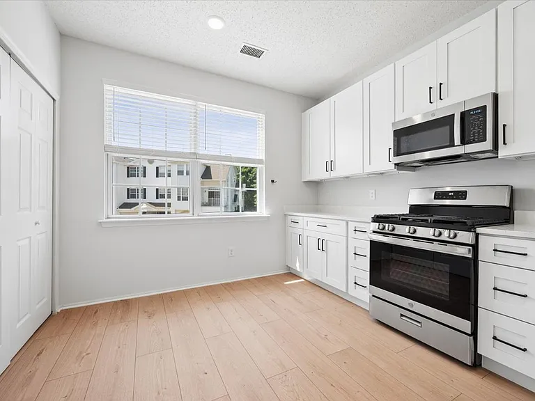 82 Hancock Dr — Photo 17