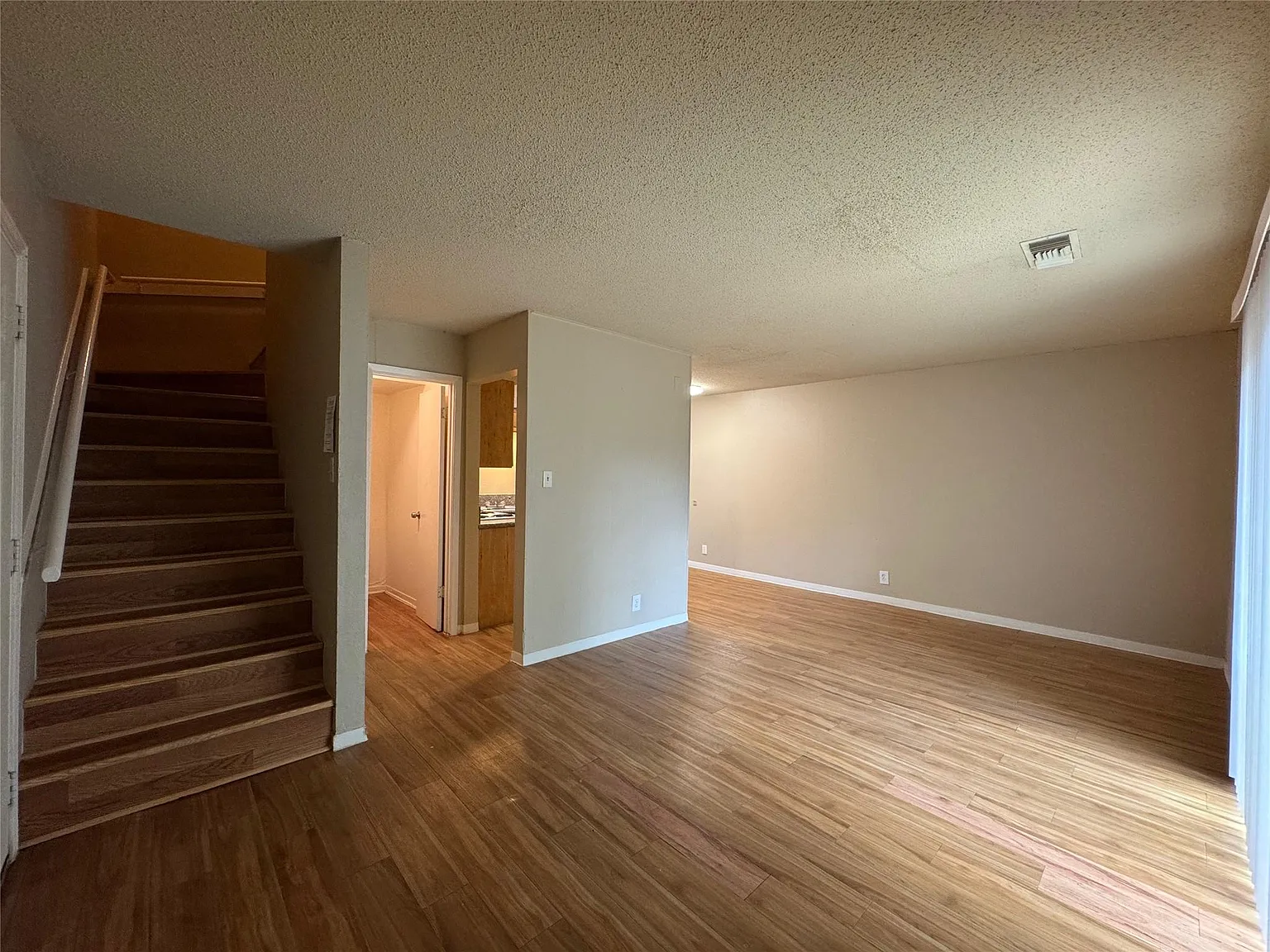 2 bed, 1.5 bath, 903 sqft, $1,667 — Photo 3