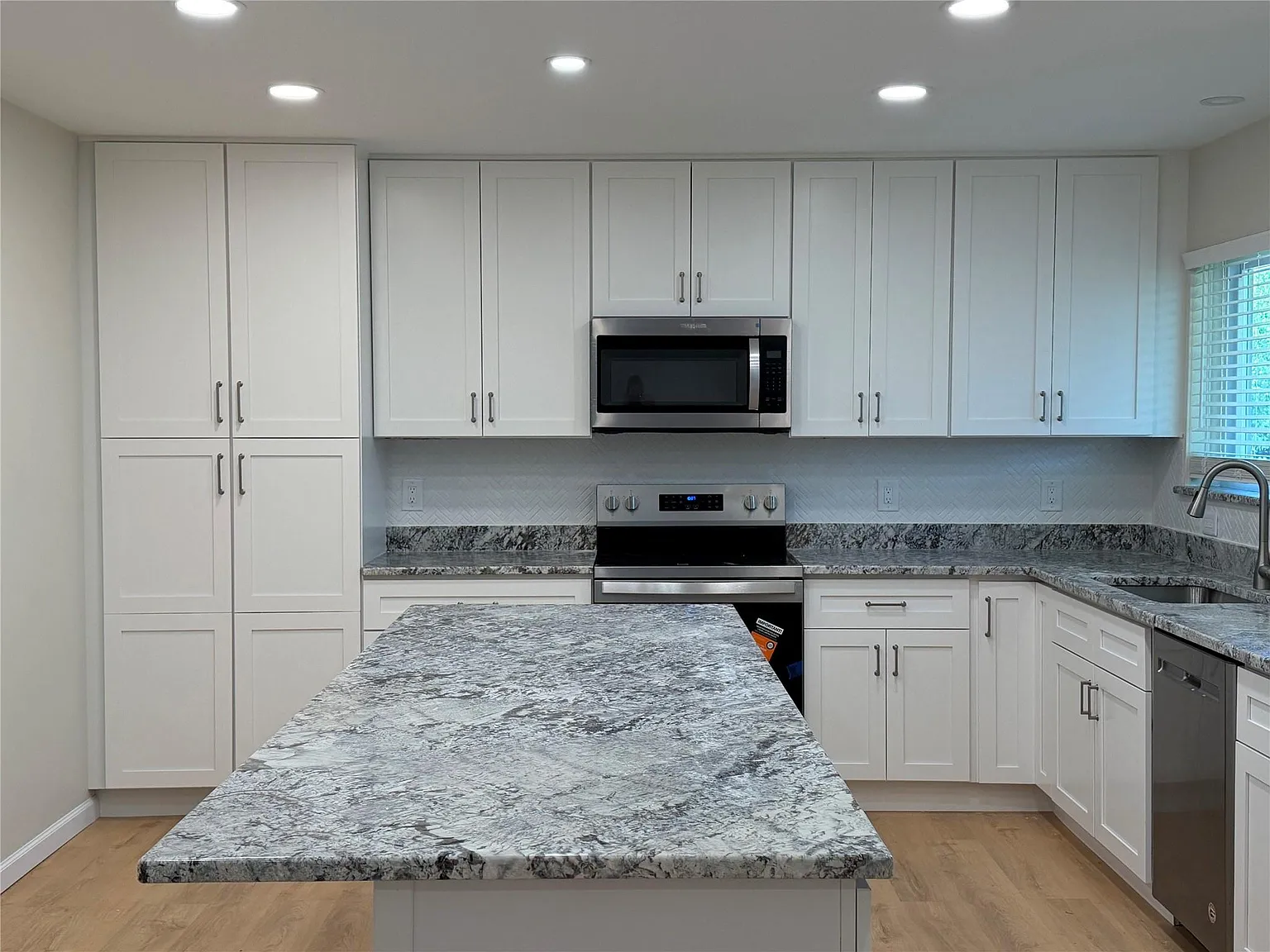 2 bed, 1.0 bath, 900 sqft, $1,975 — Photo 3