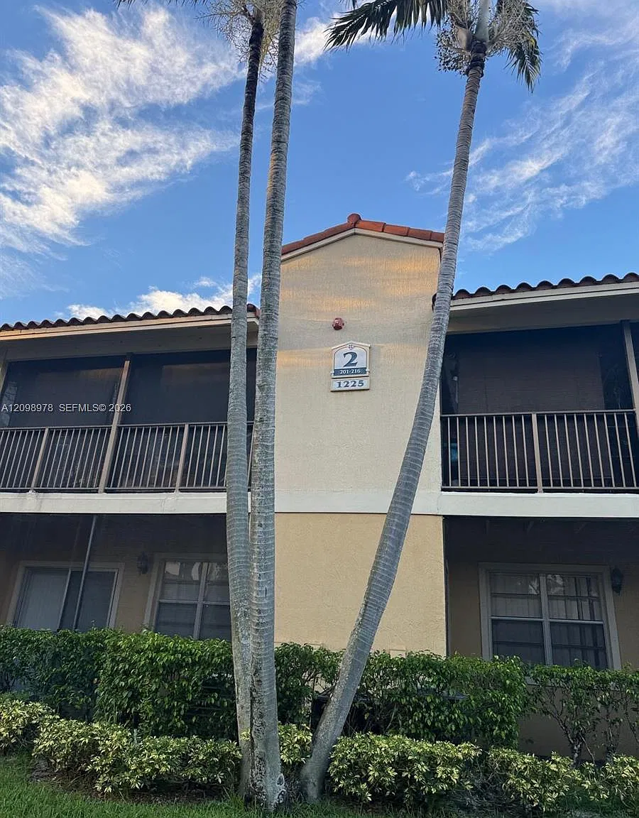 Royal Poinciana Condo — Photo 1