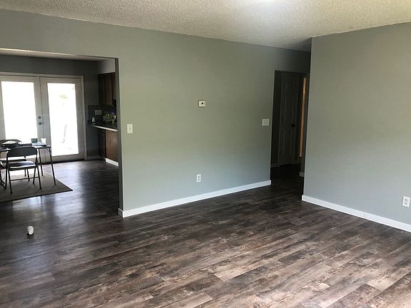5th image of 502 4th Ave NE