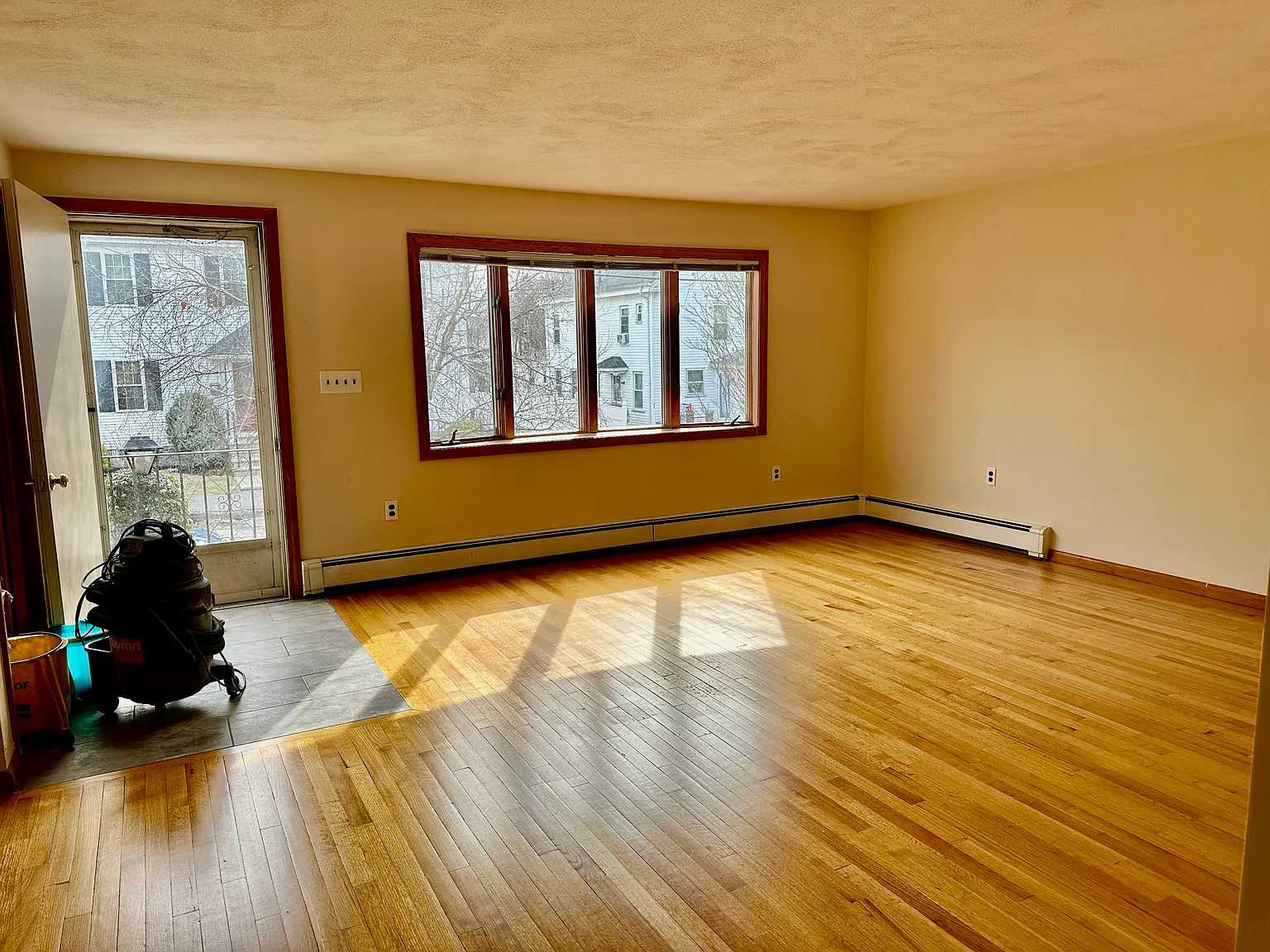 3 bed, 1.5 bath, 1600 sqft, $4,100 — Photo 2
