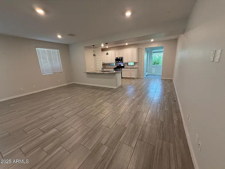 327 W Tamarack Dr — Photo 4