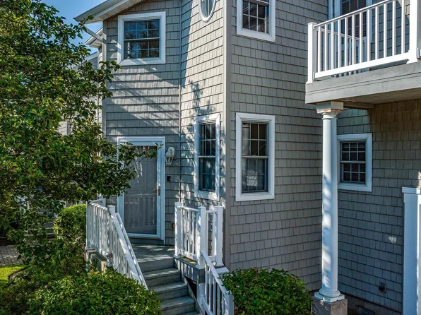 28 N Adams Ave, Margate, NJ 08402