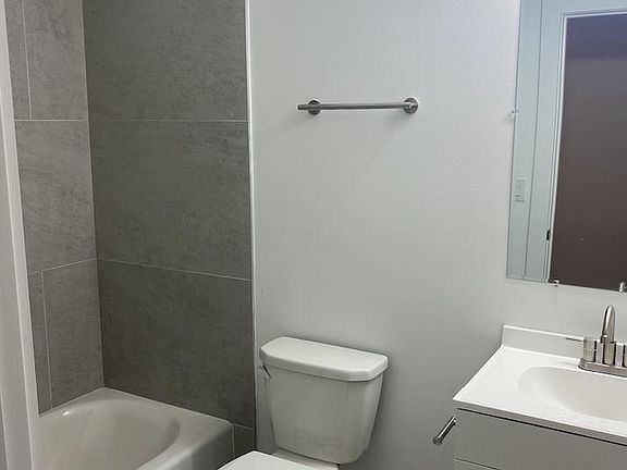 5th image of 5732 Ludlow St #1