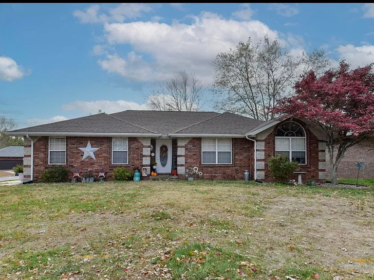 608 Cypress Ave — Photo 1