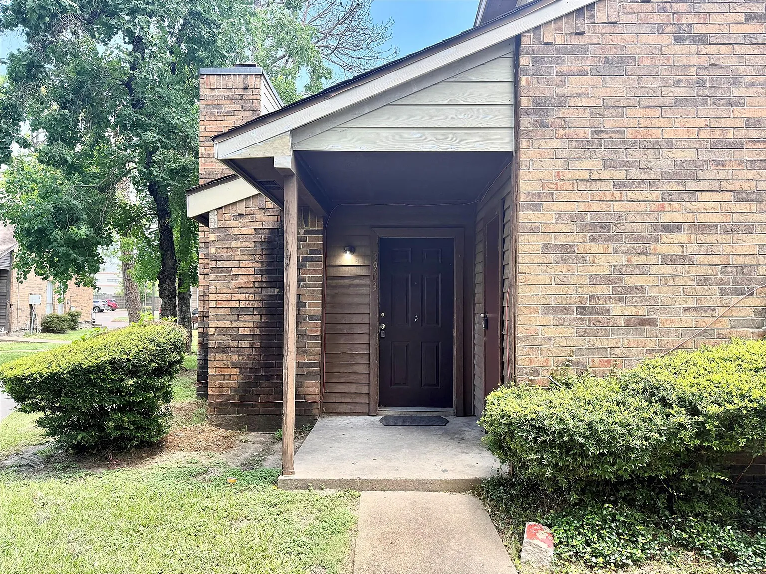 3 bed, 2.0 bath, 750 sqft, $1,400 — Photo 1
