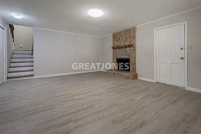 3 bed, 2.0 bath, 1717 sqft, $1,695 — Photo 3