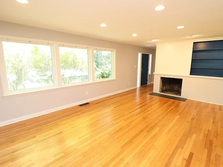 1009 Dogwood Ln — Photo 5