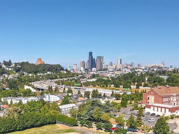 ~15 minutes to downtown Seattle, SLU or Bellevue.