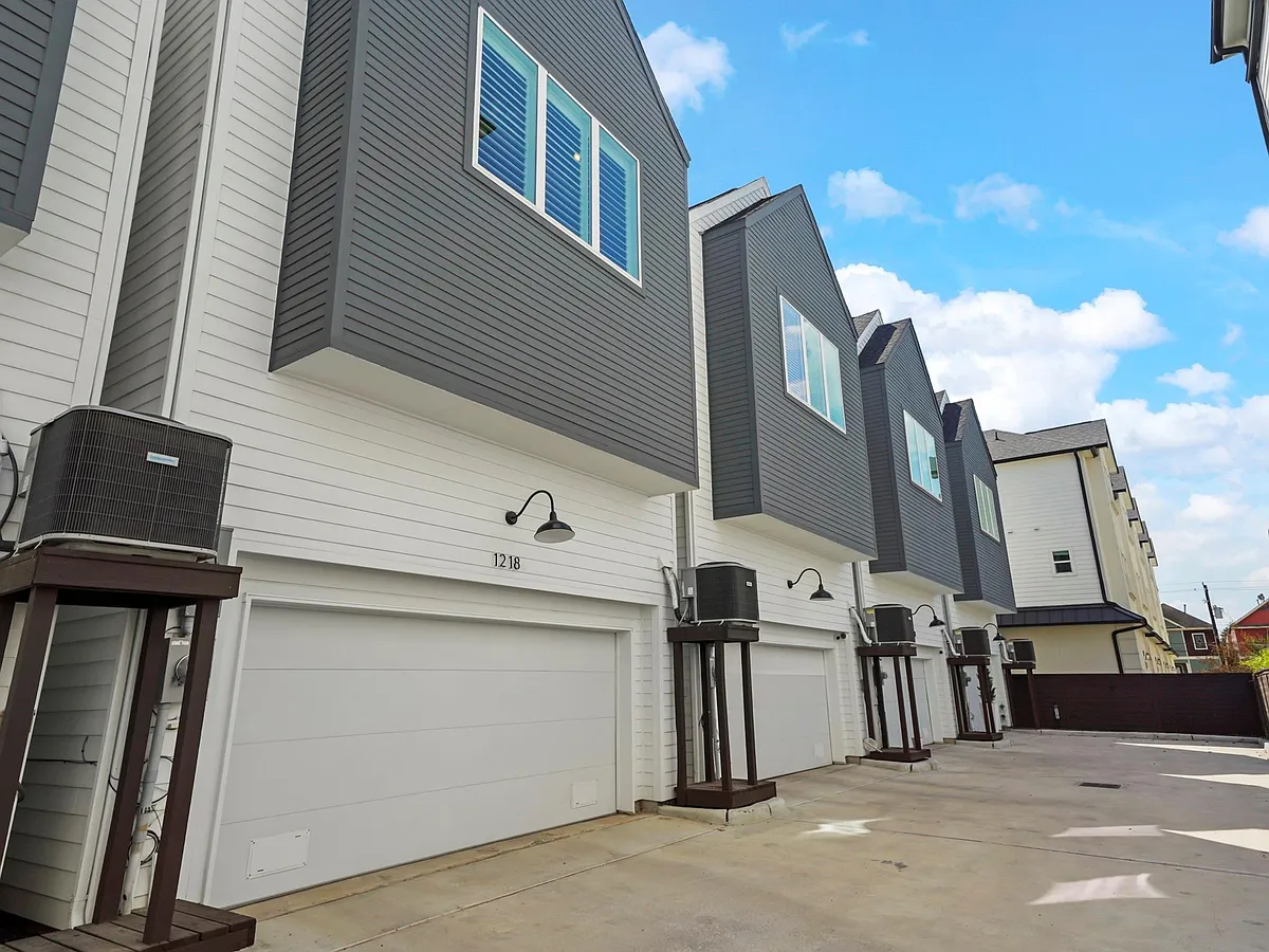 Photo 2 of 21 - 1218 W 24th St #D - Houston, TX Building Photo - 1218 W 24th St #D