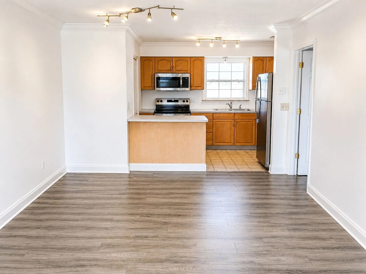 1.1 New laminate flooring - looks amazing- Community Pool and Laundry facility — Photo 4