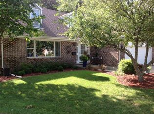 931 Canterbury Dr, Schaumburg, IL 60195