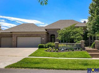 9221 Thornwood Dr, Lincoln, NE 68512