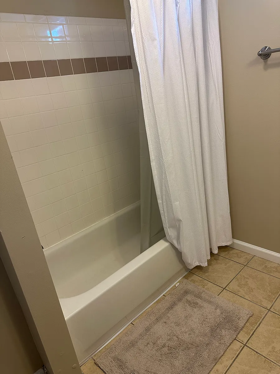 Full large bathroom - Cornice Pl