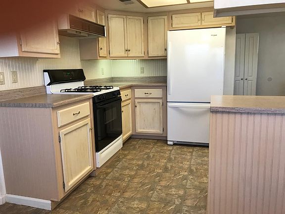 kitchen, new Whirpool refrigerator w/ice maker