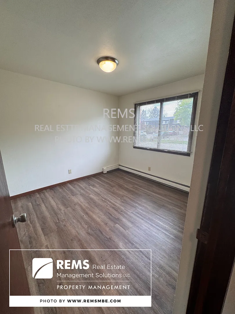 1110 Grand Avenue — Photo 2