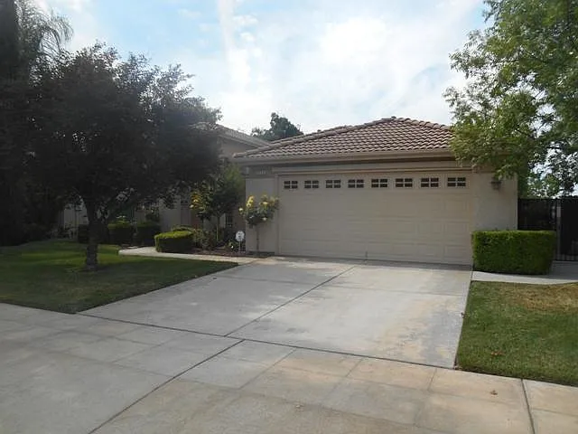 5736 E Belgravia Ave photo 1