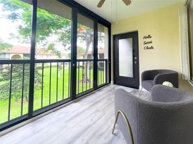 340 Knotty Pine Cir, Greenacres, FL