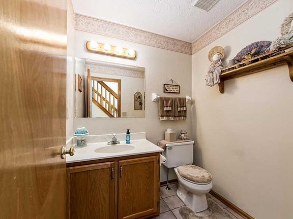 4th image of 115 Elmwood St