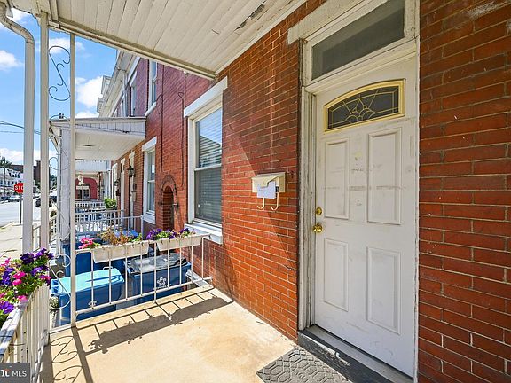 3rd image of 1039 W Poplar St