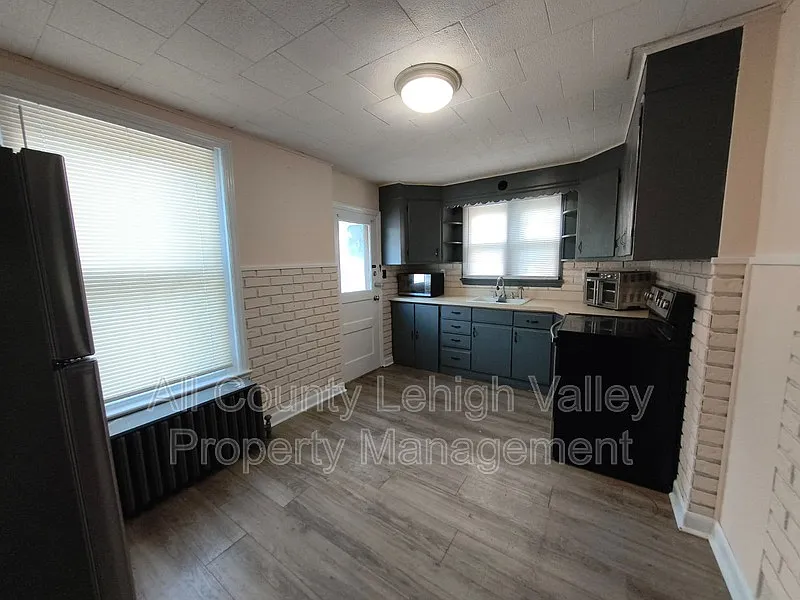 3 bed, 1.0 bath, 1612 sqft, $1,895 — Photo 2