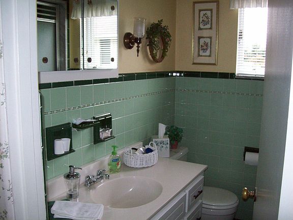 Main level full Bath