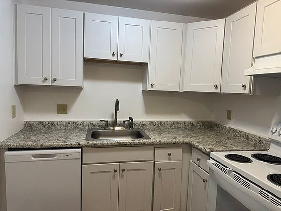 3rd image of 300 Main St APT 7
