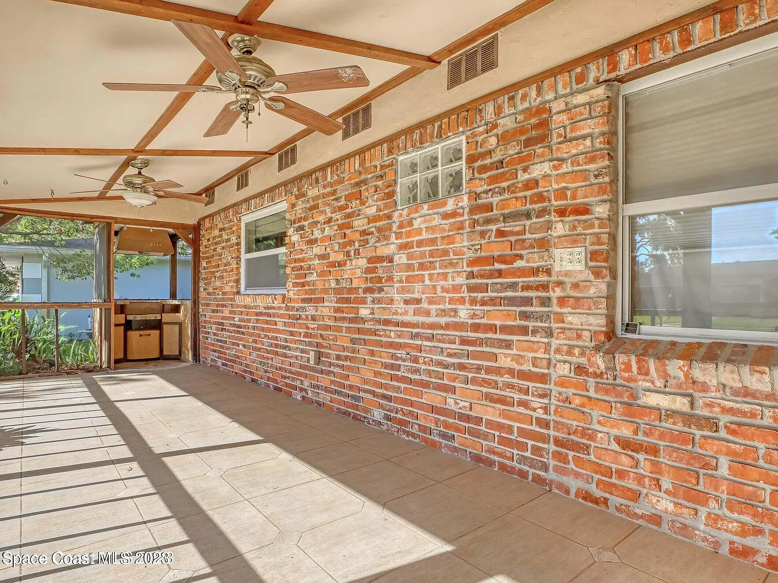 4 bed, 2.0 bath, 2034 sqft, $2,200 — Photo 2