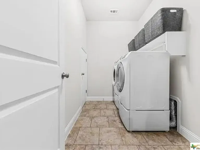 807 Old World Dr — Photo 33