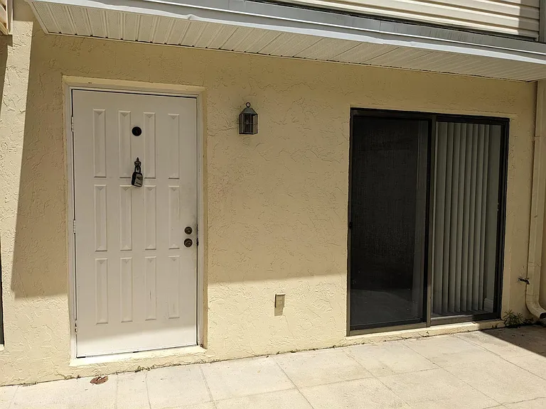 633 Executive Center Dr #L104 — Photo 2