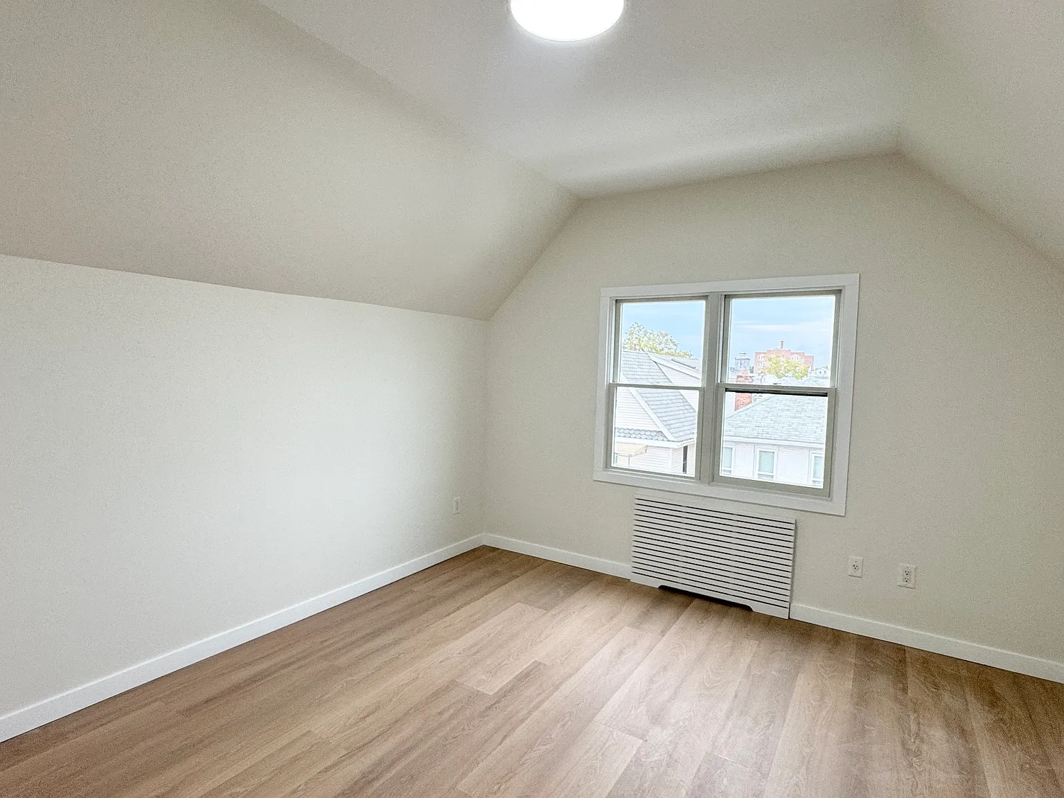 3 bed, 850 sqft, $3,100 — Photo 3