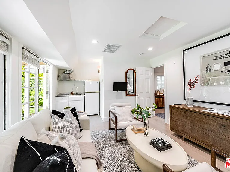 547 Loring Ave — Photo 31
